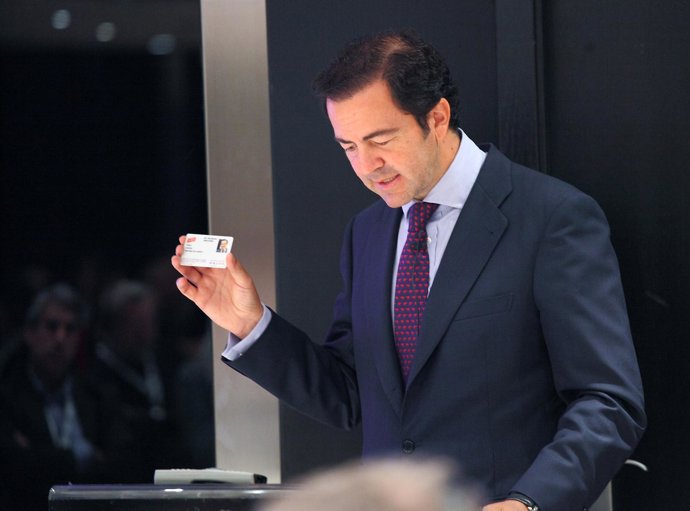 El consejero de Transportes, Infraestructuras y Vivienda, Pablo Cavero, da la bi