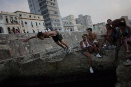 Gente bañándose en el Malecón de La Habana, Cuba