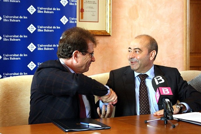 Huguez y Gómez en la firma del convenio