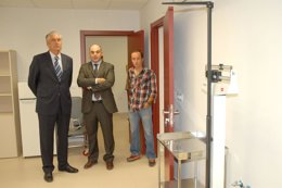 Suárez visita las reformas del polideportivo y del consultorio médico.