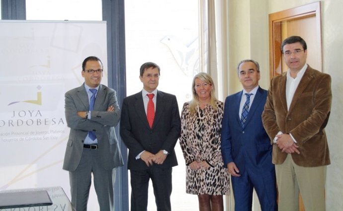 Directivos de CajaSur y de los joyeros en el Parque Joyero