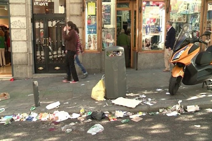 Calles llenas de basura en pleno centro de Madrid