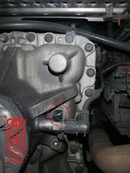 El imán, rodeado con un círculo, que inhibía la señal del tacógrafo