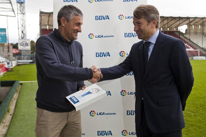 Quique Setién recibe el premio al mejor entrenador de octubre en Segunda