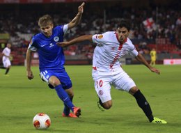 Perotti ante un jugador del Slovan