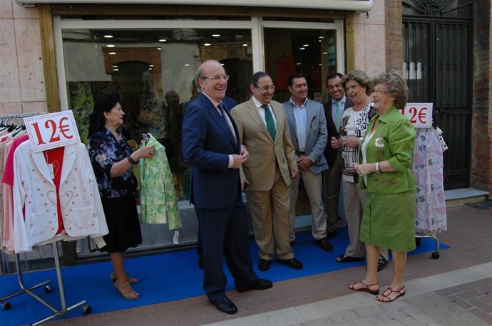 El alcalde de Huelva, Pedro Rodríguez, con comerciantes del centro. 