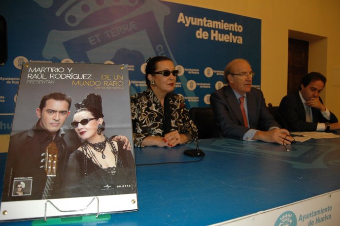 La cantante Martirio, junto al alcalde de Huelva, Pedro Rodríguez. 