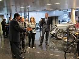 El consejero de Economía visita el Foro 'El Vehículo Histórico'