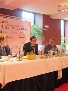 El abogado Javier Crémedes (I), Bono y Luis Barcenilla, de la UEMC