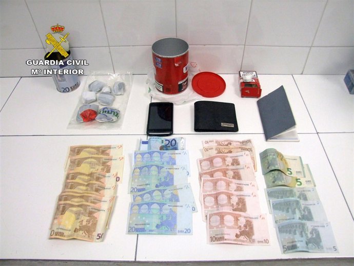 Droga y dinero intervenido por la Guardia Civil