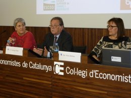 Clara Díez, Santiago Pagès y Núria Beltran en el Colegio de Economistas