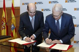 Irma del convenio entre el consejero de Obras Públicas y la fundación Federíco O