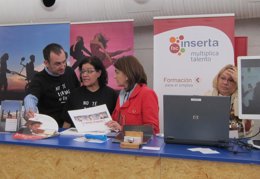 Begoña Grijalvo (izq) y Teresa Gutiérrez (centro) en la Feria de Participación