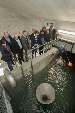Barcina, entre Esparza y la alcaldesa de Baztan, en el interior del depósito 