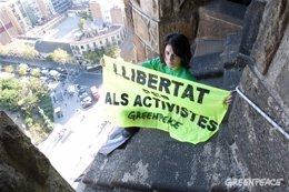 Activista de Greenpeace en la Sagrada Familia de Barcelona