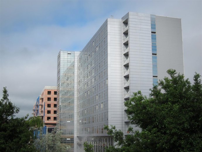 Edificio de Valdecilla terminado con otro en obras al fondo