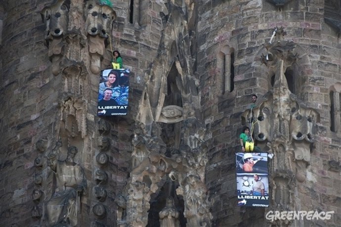Activistas de Greenpeace en la Sagrada Familia de Barcelona