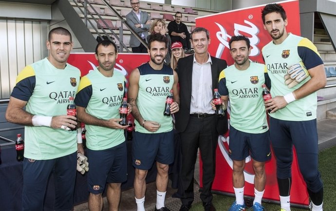 Jugadores del Barça reciben su Coca-Cola personalizada
