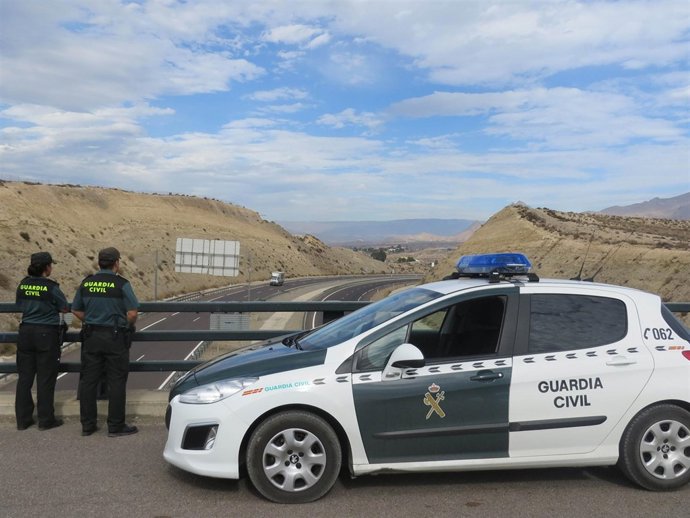 Dos agentes controlan una autovía