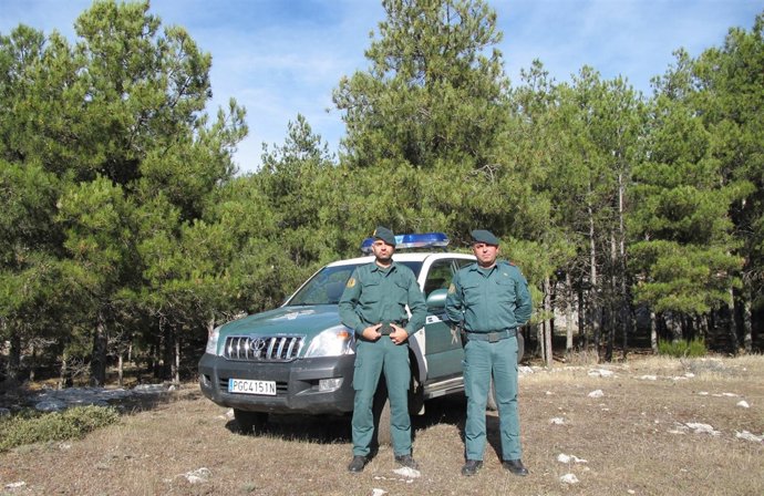 Agentes que realizaron el rescate de las cinco persona que se habían perdido.