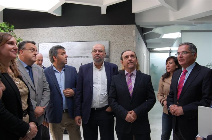 El consejero Rafael Rodríguez inaugura una oficina de turismo en Algeciras