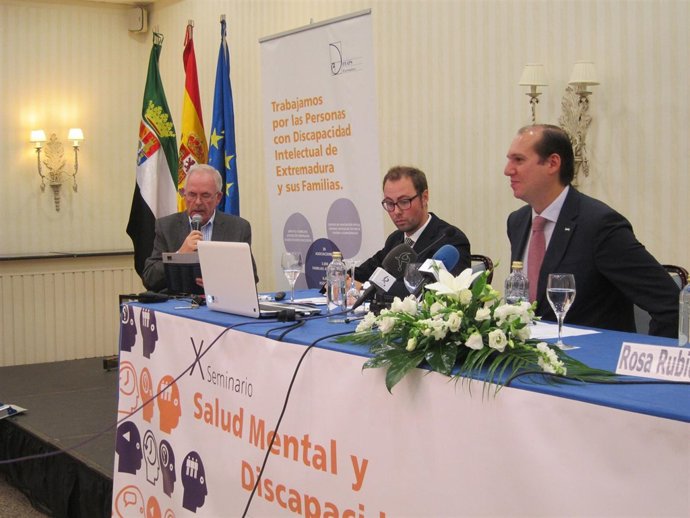 El consejero de Salud y Política Social, Luis Alfonso Hernández Carrón