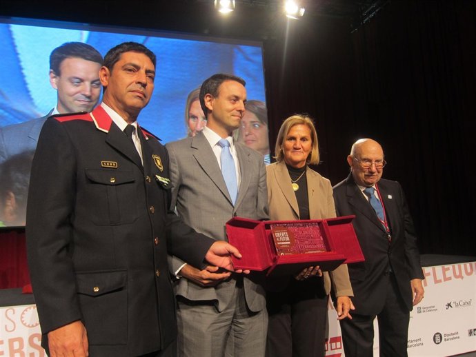El director de Mossos, Manel Prat, recibe un premio de los comerciantes