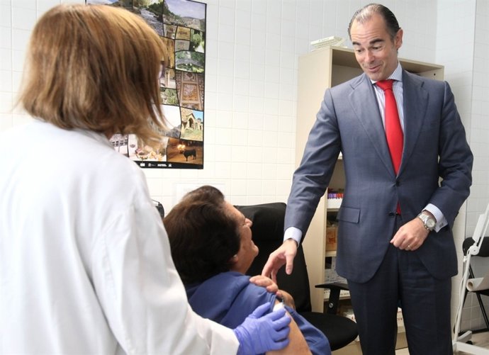 Llombart comprueba la campaña de la gripe