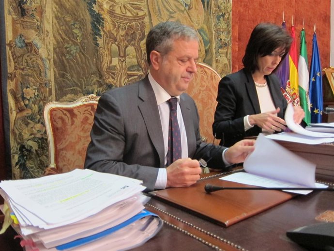 Fuentes y Ceballos, con el expdiente de ordenanzas fiscales en primer plano