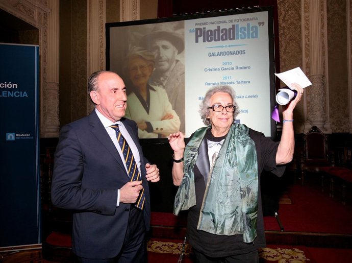 Hernández (I) Y la ganadora del premio