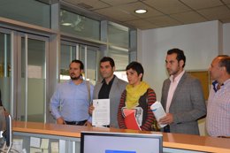 Los diputados provinciales de IU y el alcalde de Humilladero presentan la moción