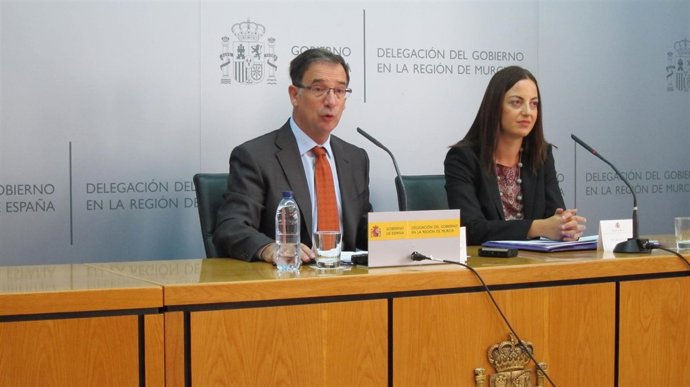 El delegado del Gobierno junto a la jefa provincial de Tráfico, Virginia Jerez