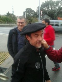 El preso de ETA Juan Francisco Gómez López abandona la prisión de Basauri y llega a su domicilio en Ortuella