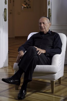 El diseñador Elio Berhanyer en una imagen del documental