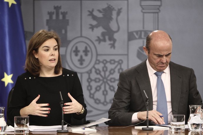 Sáenz de Santamaría y De Guindos tras el Consejo de Ministros
