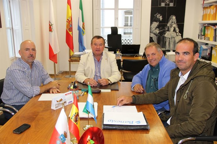 El patrón mayor de Cofradía de Pescadores de Laredo en el Ayuntamiento 