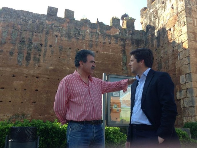 El secretario general del PP de Huelva, junto al portavoz del PP de Niebla. 