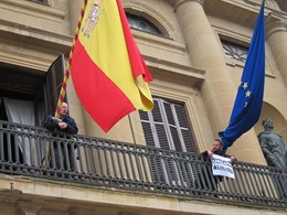 Dos miembros de Mugitu encadenados al balcón del Palacio de Navarra