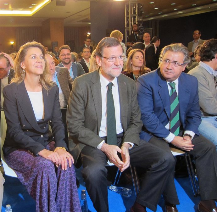Zoido (dcha.) junto a Rajoy y Cospedal