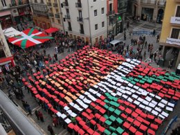 Mosaico formado por cientos de personas en la Plaza del Ayuntamiento