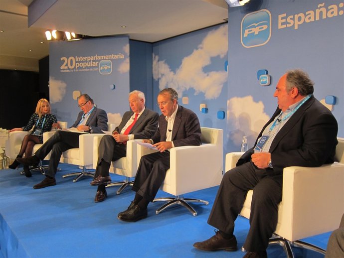 Tirado (dcha.) en el coloquio, junto a Garriga, García-Margallo, Beneyto y Navar