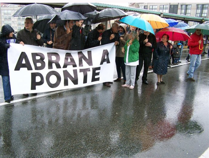Parte de las personas que se concentraron por la reapertura del puente de ABarc