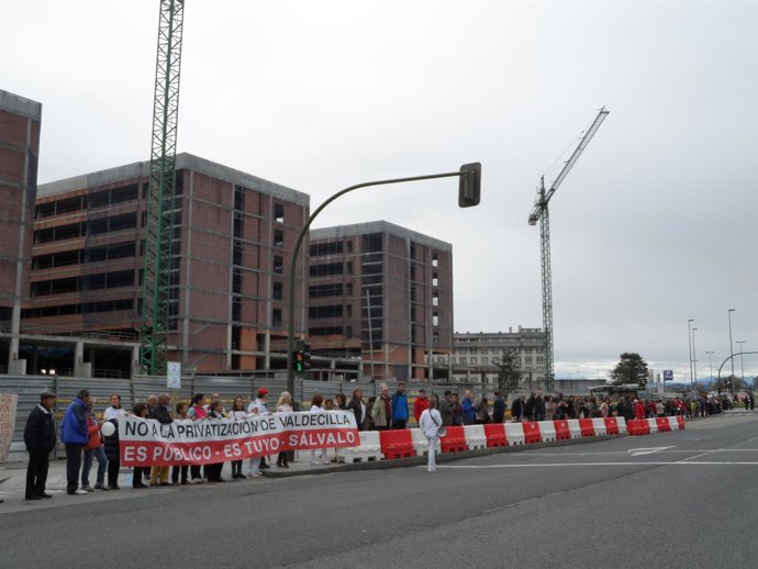 El 'abrazo' a Valdecilla