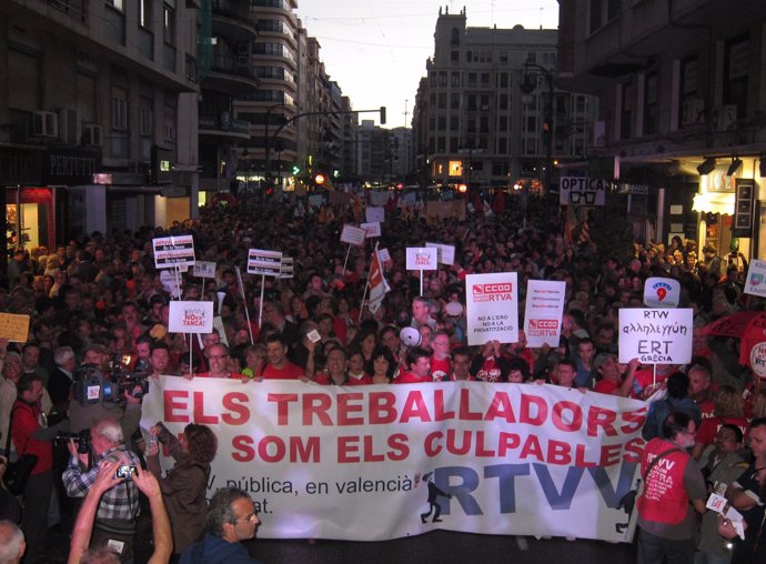 Cabecera de la manifestación contra el cierre de RTVV en Valencia