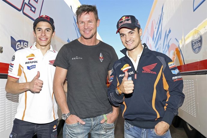 Márquez y Pedrosa reciben la visita en Cheste del estratosférico Baumgartner