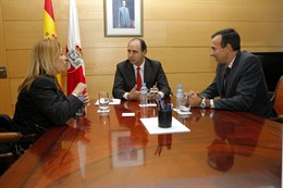 Ignacio Diego con representates de Asociación para el Progreso de la Dirección