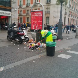 Barrendero recogiendo en Sol en el tercer día de huelga de limpieza viaria