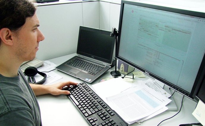 Un experto observa la herramienta desarrollada por el CIPF