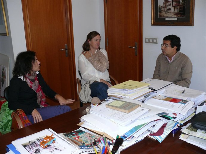 El alcalde, Carlos Cortina, con directora y jefa de estudios del IES Astillero