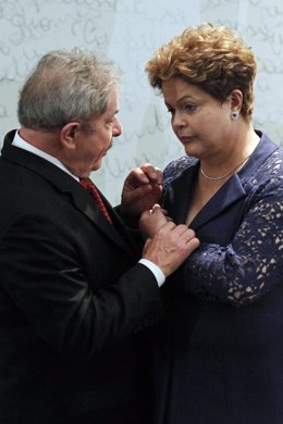 Expresidente de Brasil Luiz Inácio Lula da Silva y su sucesora, Dilma Rousseff.